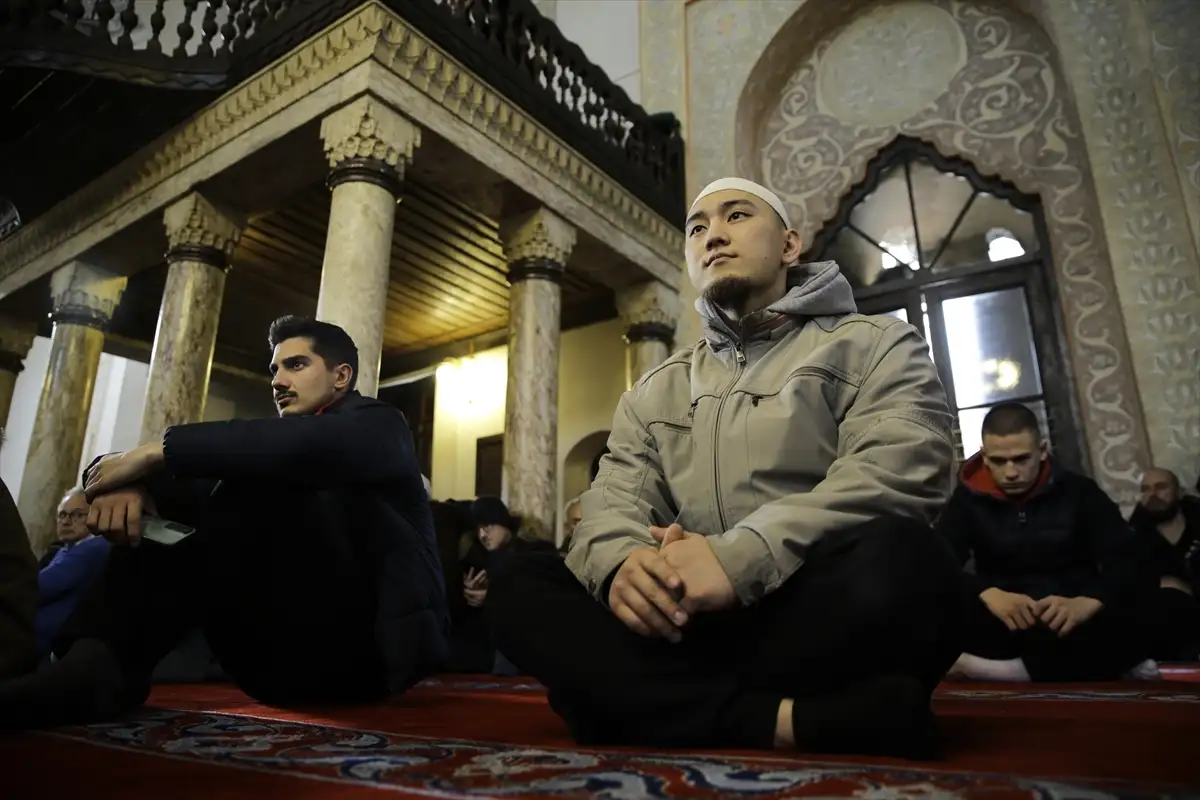 AA 20230330 30717168 30717164 MLADI JAPANAC NOAH PRIMIO ISLAM OD OSAKE DO TERAVIJE U BEGOVOJ DZAMIJI U SARAJEVU