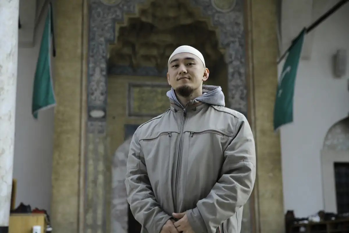 AA 20230330 30717168 30717163 MLADI JAPANAC NOAH PRIMIO ISLAM OD OSAKE DO TERAVIJE U BEGOVOJ DZAMIJI U SARAJEVU