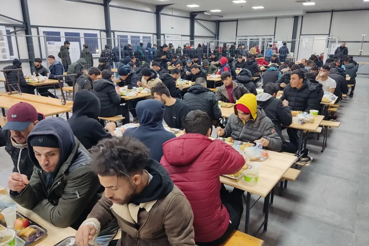 AA 20230406 30784738 30784737 BIH ORGANIZOVAN IFTAR ZA MIGRANTE U PPCU LIPA KOD BIHACA