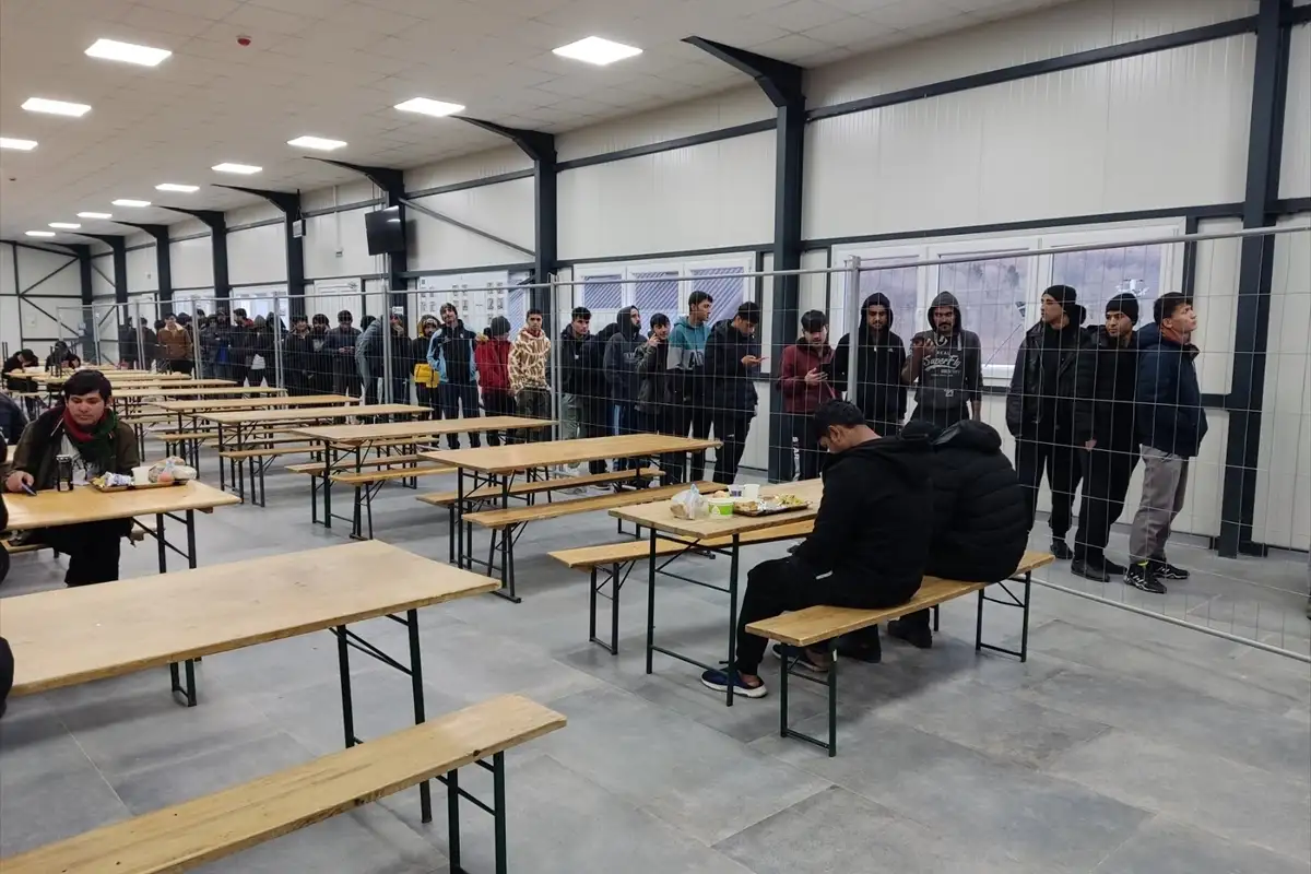AA 20230406 30784738 30784736 BIH ORGANIZOVAN IFTAR ZA MIGRANTE U PPCU LIPA KOD BIHACA