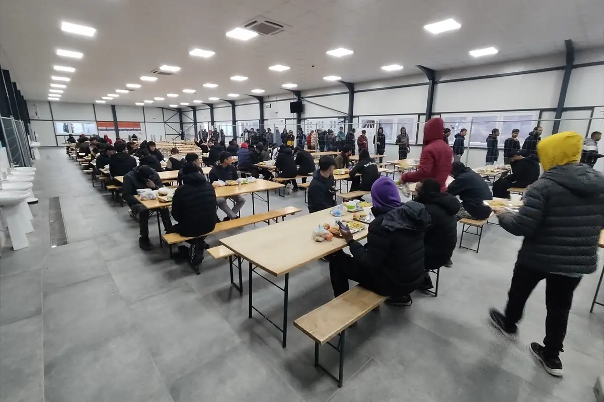 AA 20230406 30784738 30784735 BIH ORGANIZOVAN IFTAR ZA MIGRANTE U PPCU LIPA KOD BIHACA