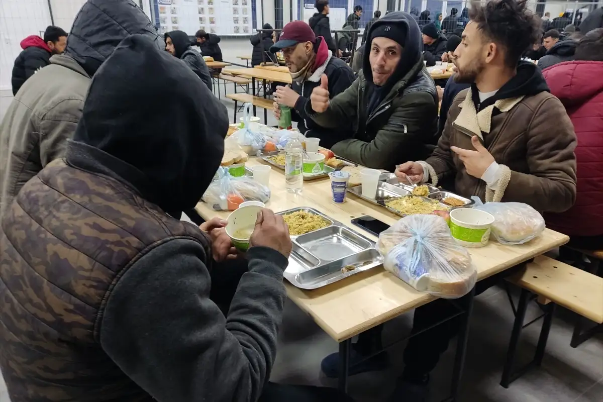 AA 20230406 30784738 30784734 BIH ORGANIZOVAN IFTAR ZA MIGRANTE U PPCU LIPA KOD BIHACA