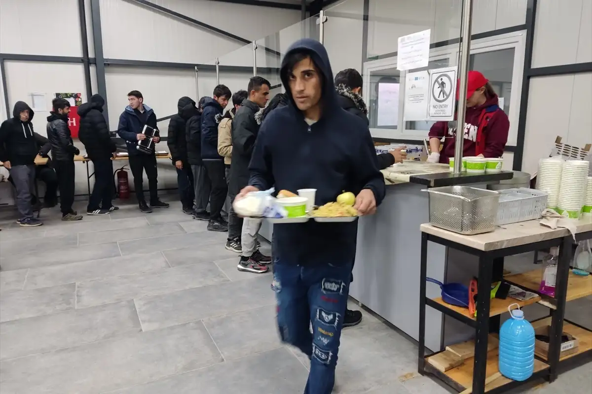 AA 20230406 30784738 30784733 BIH ORGANIZOVAN IFTAR ZA MIGRANTE U PPCU LIPA KOD BIHACA