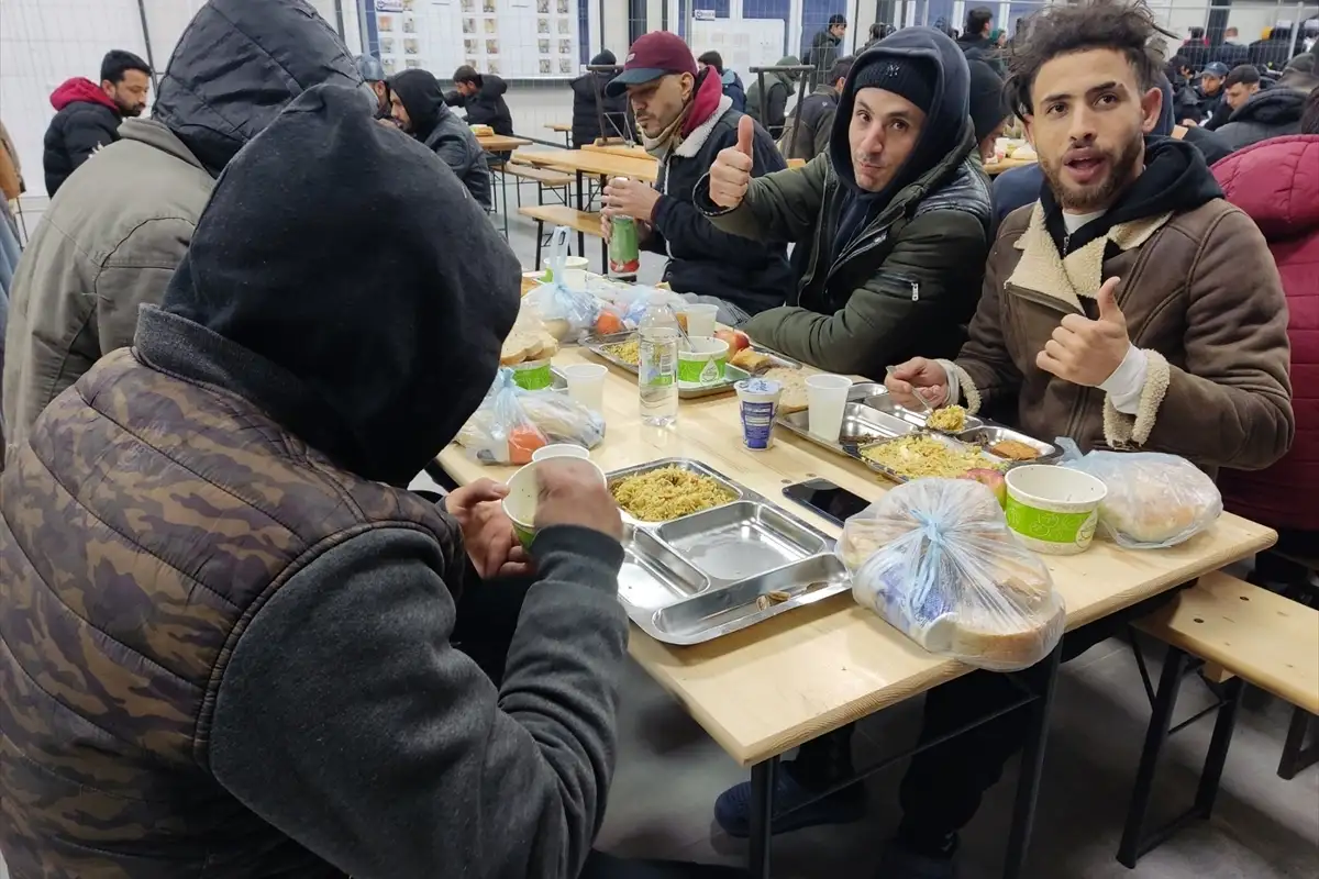 AA 20230406 30784738 30784732 BIH ORGANIZOVAN IFTAR ZA MIGRANTE U PPCU LIPA KOD BIHACA