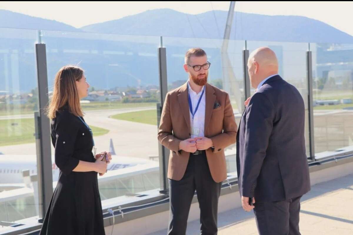 Ministar Mijatović tokom posjete aerodromu. Vlada KS