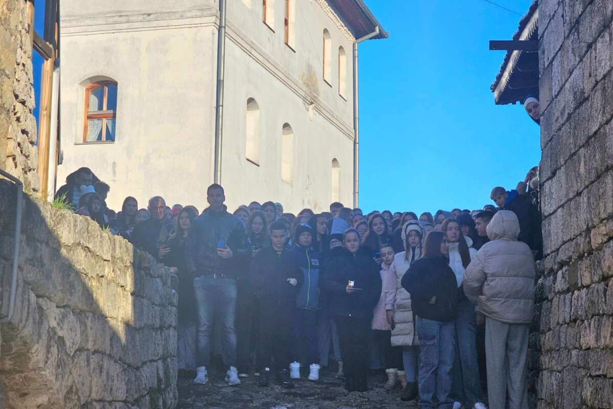 Dino Merlin oduševio djecu Gradačca