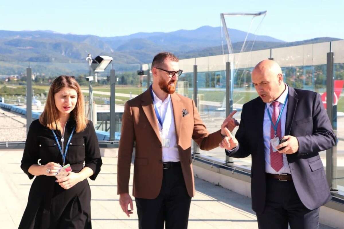 Ministar Mijatović tokom posjete aerodromu. Vlada KS