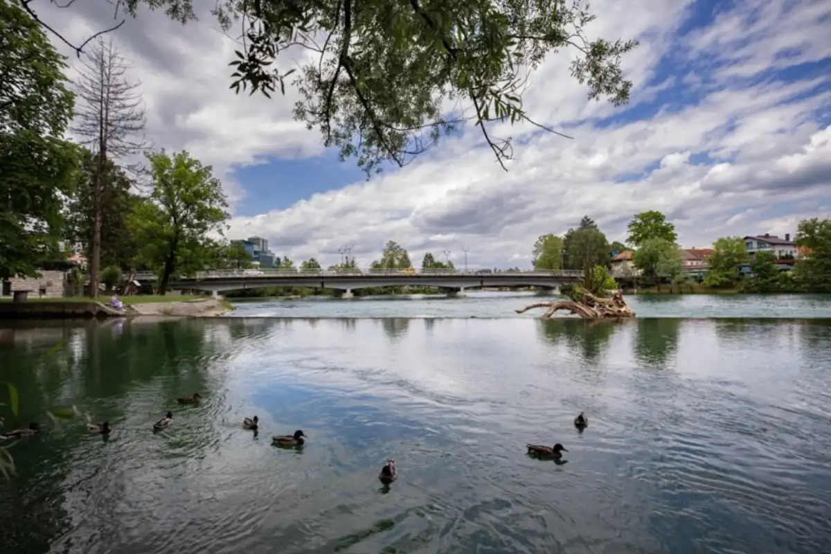 AA 20230625 31519776 31519761 BIHAC I LJEPOTE UNE MEDU NAJPOPULARNIJIM TURISTICKIM DESTINACIJAMA U BIH 872x610