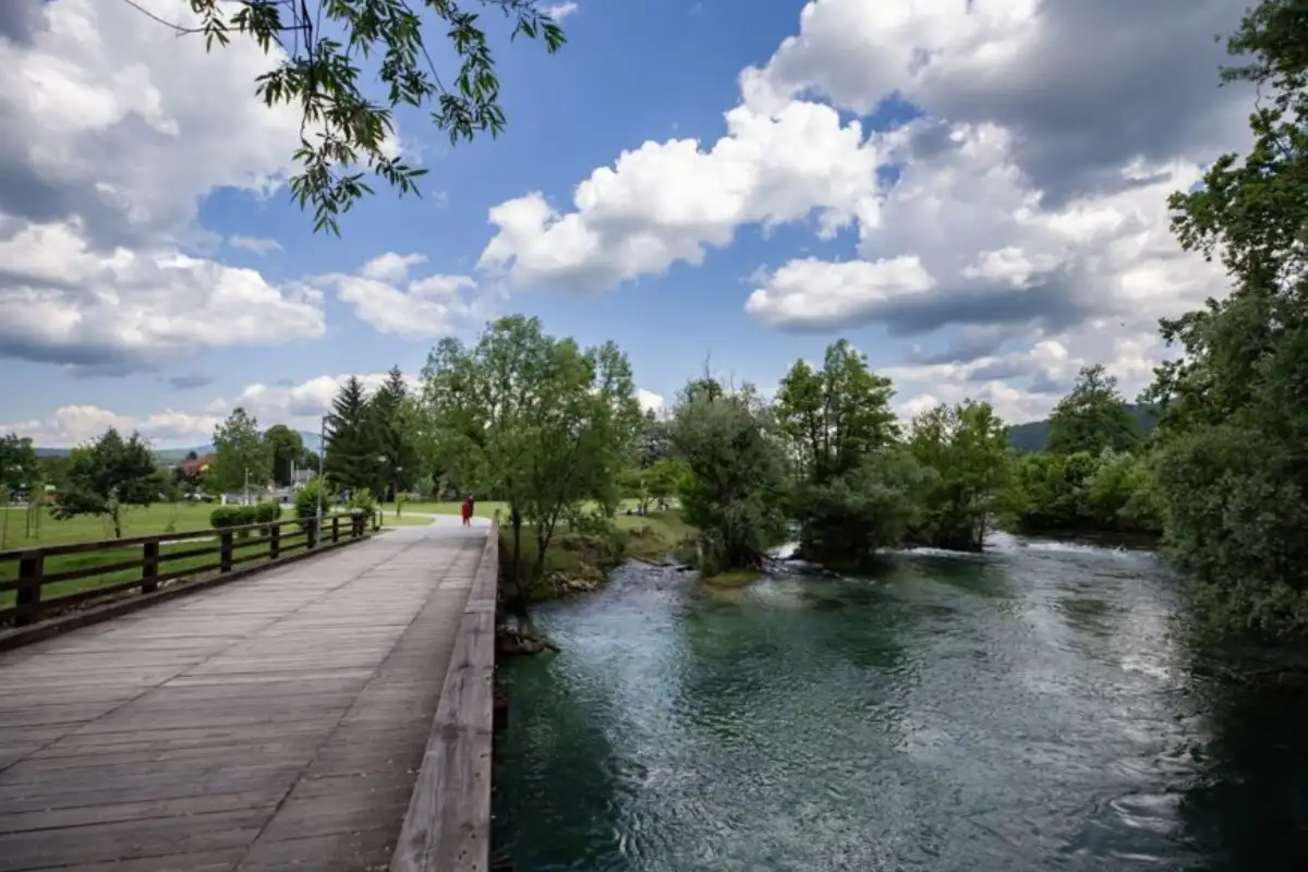 AA 20230625 31519776 31519768 BIHAC I LJEPOTE UNE MEDU NAJPOPULARNIJIM TURISTICKIM DESTINACIJAMA U BIH 872x610