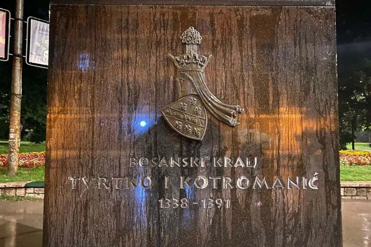 Tvrtko spomenik sa