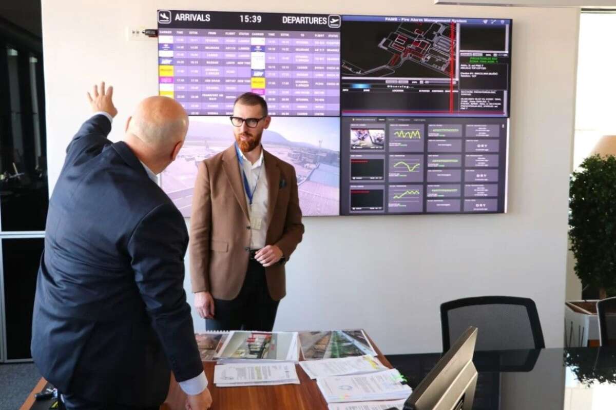 Ministar Mijatović tokom posjete aerodromu. Vlada KS