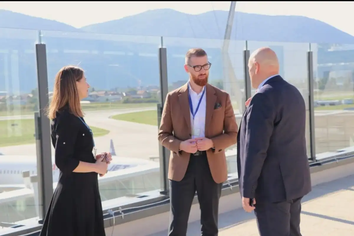 Ministar Mijatović tokom posjete aerodromu. Vlada KS