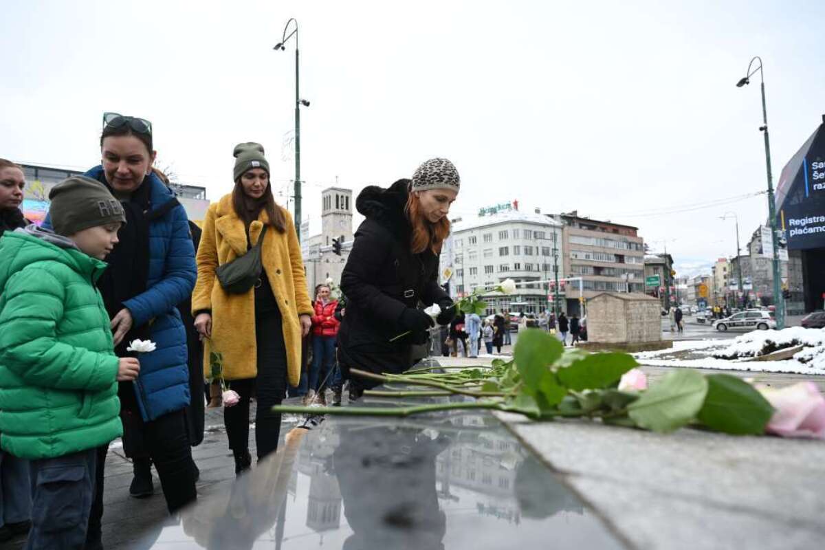 Građani Sarajeva odao počast Ineli / Fena
