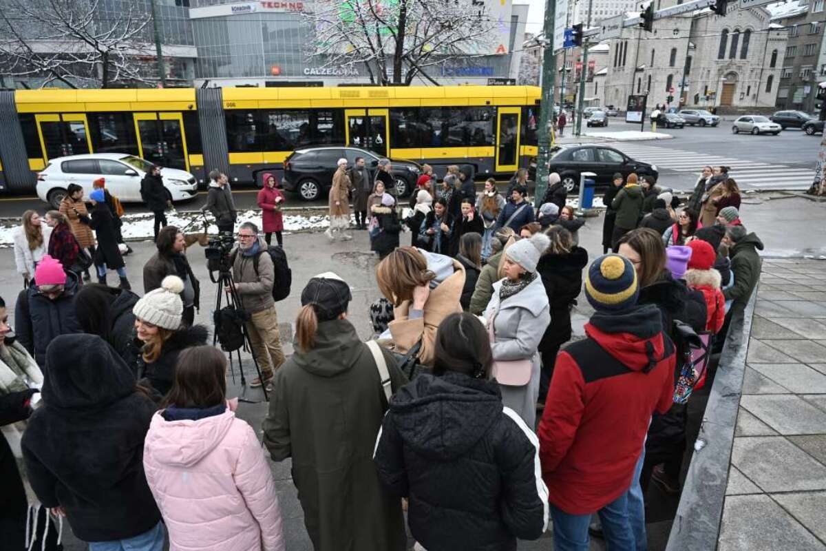 Građani Sarajeva odao počast Ineli / Fena